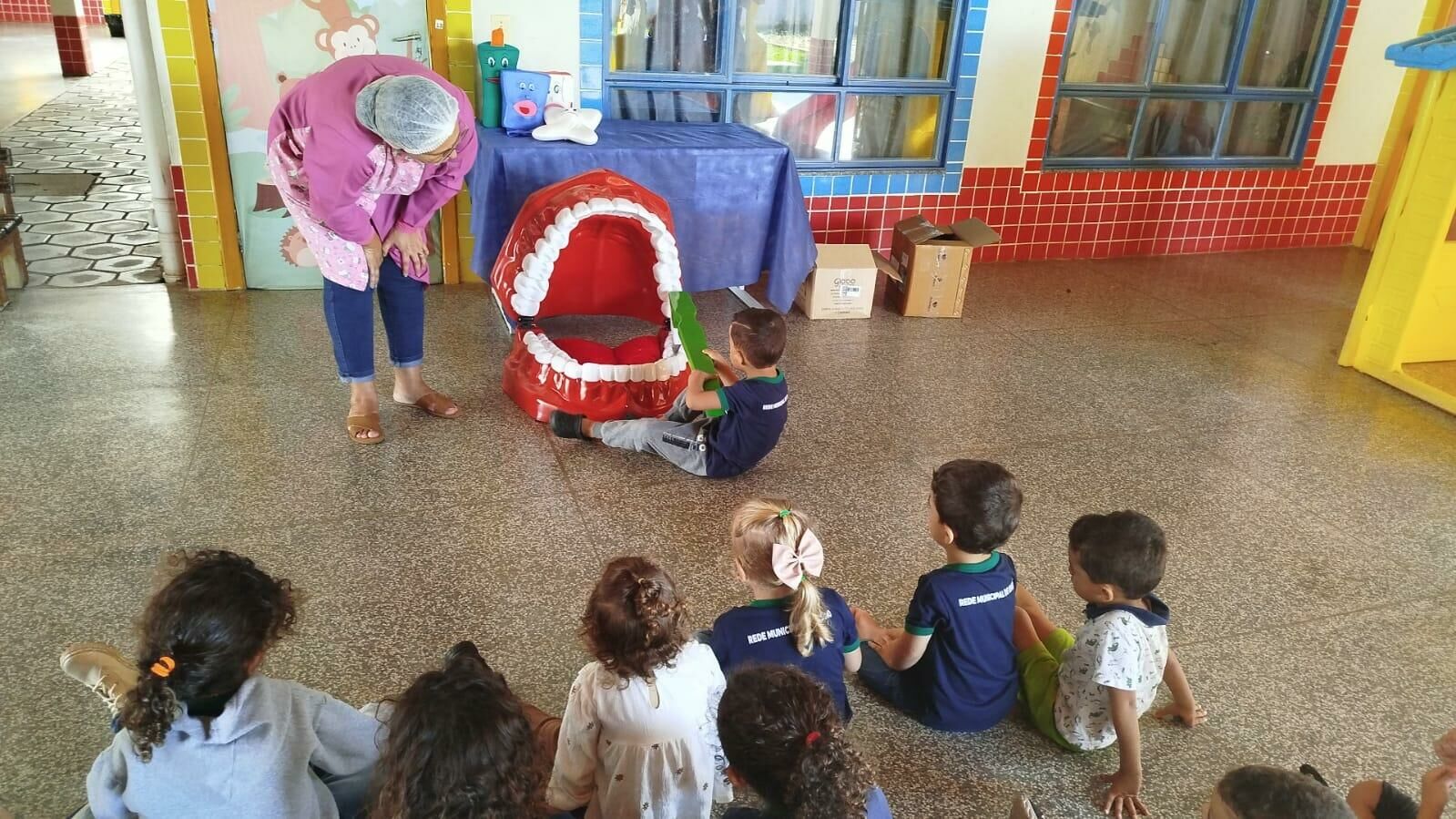 Imagem de compartilhamento para o artigo Alunos da rede municipal de ensino recebem kits de higiene bucal e orientações de saúde em Figueirão da MS Todo dia